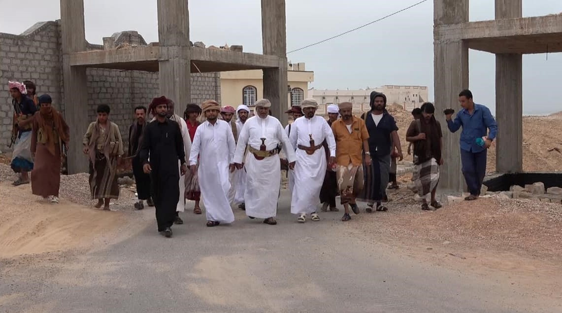 الشيخ الحريزي يصل مدينة الغيضة ويدلي في أول تصريح عقب اقتحام منزله من قبل القوات الأجنبية 